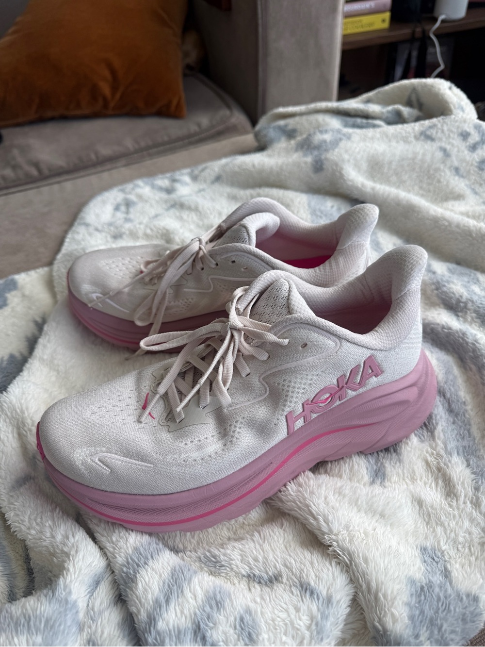 HOKA women Clifton 10 Running Shoes - Size 7.5 - Picture 7 of 11